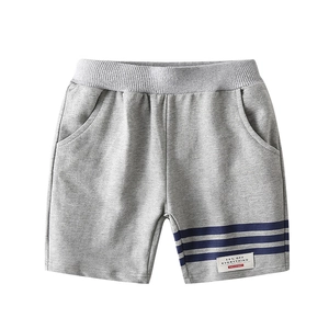 Short de sport en maille gris pour garçons avec taille élastique et rayures bleues