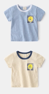 Détail du tissu en coton flammé et imprimé lion sur les t-shirts d'été garçon