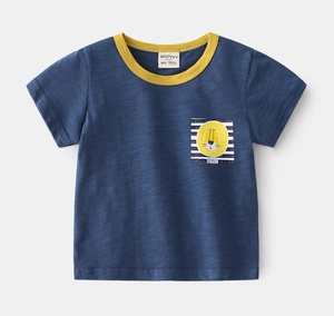 Détail d'un t-shirt bleu marine en coton flammé pour garçon avec imprimé lion et jaune