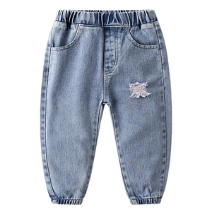 Pantalon en jean délavé bleu clair pour garçon avec taille élastique et détail déchiré