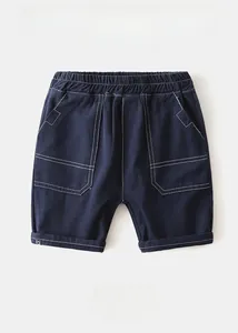 Détail du short enfant en sergé de coton bleu marine avec taille élastique et poches