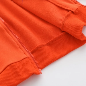 Orangefarbene Kapuzenjacke für Kinder mit Reißverschluss und geripptem Saumdetail