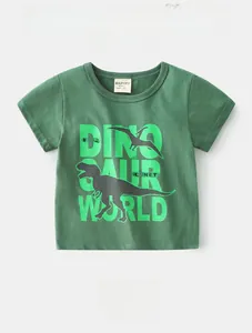Détail du t-shirt vert en coton pour enfant avec imprimé dinosaure et col rond souple