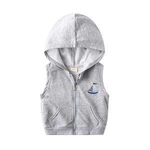 Gilet gris à capuche pour enfant avec fermeture éclair, broderie voilier et poches sur blanc