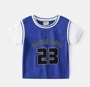 Détail d'un t-shirt de basket bleu avec imprimé numéro 23 et col côtelé rayé