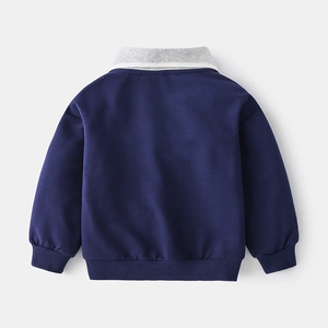 Felpa blu scuro per bambini con colletto a revers grigio e polsini a costine vista retro