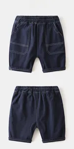 Détails du short enfant marine avec taille élastique et surpiqûres contrastées