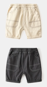 Gros plan d'un short cargo en coton pour garçon avec taille élastique et surpiqûres