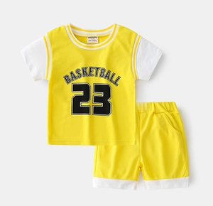 Détail de l'ensemble de basket pour enfants en tissu mesh jaune avec numéro 23 respirant