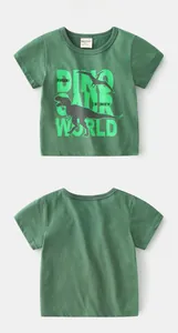 Détail à plat d'un T-shirt vert pour enfant avec imprimé dinosaure noir et col rond