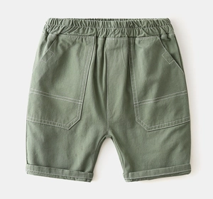 Détail du short cargo vert armée avec tissu en coton texturé et surpiqûres contrastées