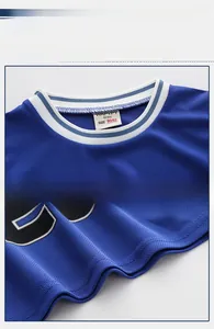 Détail du maillot de sport bleu en maille pour enfant avec col côtelé et tissu aéré