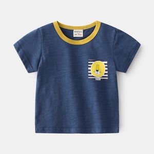 T-shirt bleu foncé pour garçon en coton avec imprimé lion et col rond jaune côtelé