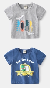 Détail de t-shirts en coton gris et bleu avec imprimés dinosaures pour enfants