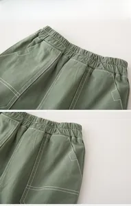 Détails du short cargo vert armée avec taille élastique et coutures blanches contrastées