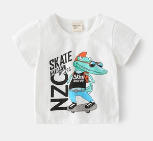 Détail d'un t-shirt en coton pour enfants avec imprimé crocodile faisant du skate