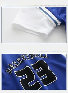 Détail d'un maillot de basket bleu avec tissu en maille et coutures de manches blanches