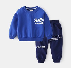 Détail de l'ensemble sweat-shirt bleu roi et pantalon de jogging bleu marine pour enfant