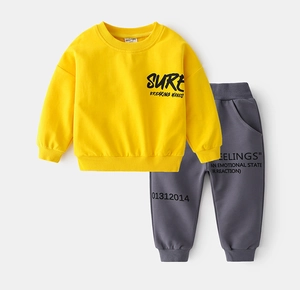 Tenue enfant avec sweat jaune imprimé SURF et pantalon de jogging gris chiné