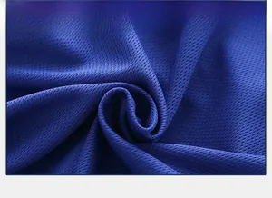 Gros plan détaillé du tissu en maille respirant bleu foncé pour ensemble sport