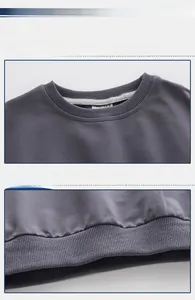 Détail du col et de l'ourlet côtelé du sweat-shirt gris avec motif imprimé vert