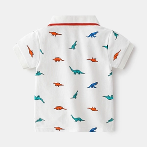 Polo bianca da bambino con stampa di dinosauri colorati e bordo del colletto rosso a contrasto