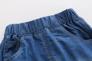 Détails d'un short en jean pour garçon avec taille élastique et coutures jaunes