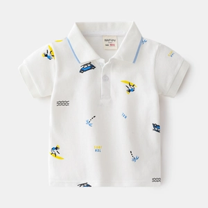 Dettaglio di polo bianca da bambino con colletto blu e stampe a tema surf