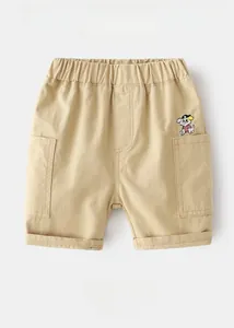 Détail du short kaki pour enfant avec broderie chien et taille élastique ajustable