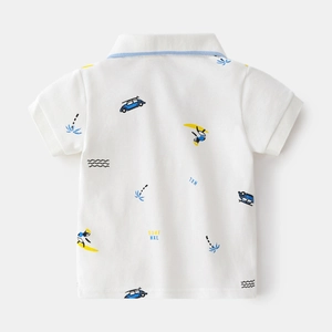 Polo da bambino in cotone bianco con stampe estive di auto e tavole da surf