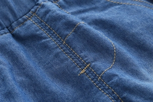 Détail du short en jean tencel bleu avec surpiqûres jaunes renforcées et taille élastique