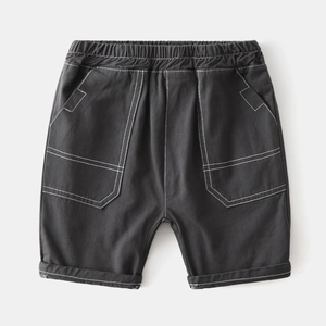Short cargo enfant gris foncé avec surpiqûres contrastées blanches et taille élastique