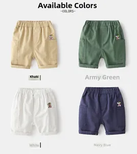 Shorts pour enfants en kaki, vert, blanc et bleu marine avec broderie de chien