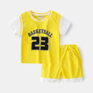 Ensemble de sport basket pour enfant avec maillot en mesh jaune et blanc numéro 23