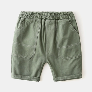 Short décontracté enfant vert olive avec taille élastique et surpiqûres blanches contrastées