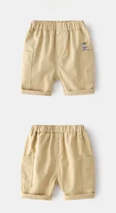 Détail du short kaki pour garçon avec taille élastique et broderie de chien mignon