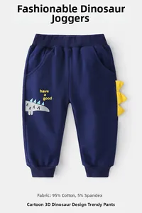 Dettaglio dei pantaloni sportivi navy per bambini con decoro dinosauro e cotone