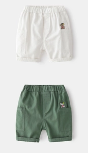 Détail de short en coton pour enfant avec taille élastique et broderie chien