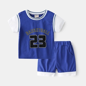 Ensemble de basket pour enfant comprenant un t-shirt bleu foncé imprimé 23 et un short