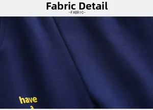 Dettaglio del tessuto a maglia blu navy con stampa gialla per pantaloni da bambino