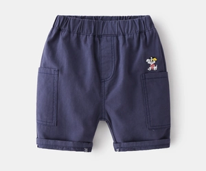 Détail du short enfant en coton bleu marine avec taille élastique et broderie chien