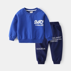 Ensemble sweat et pantalon bleu pour enfant avec imprimés blancs de style sportif