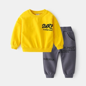 Ensemble de sport deux pièces pour enfants avec sweat jaune et pantalon gris