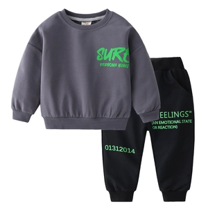 Survêtement de sport deux pièces pour enfant avec sweat gris et pantalon noir