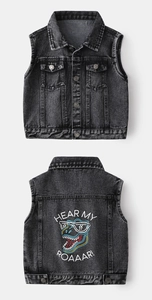 Dettaglio fronte e retro del gilet di jeans nero da bambino con stampa di dinosauro e colletto