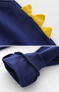 Dettaglio dei pantaloni navy per bambini con pinne di dinosauro e polsini a costine
