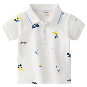 Polo bianca da bambino in cotone a maniche corte con stampe di auto e surf