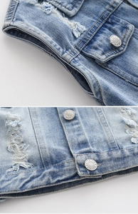 Dettagli del gilet in denim azzurro con colletto a punta e bottoni metallici vintage