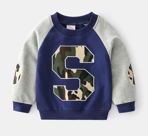 Detail eines Jungen-Pullovers mit Camouflage-S-Patch und Ellenbogen-Patches