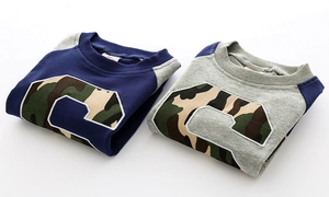 Detail gefalteter Color-Block Sweatshirts mit Camouflage C Buchstaben-Stickerei Muster